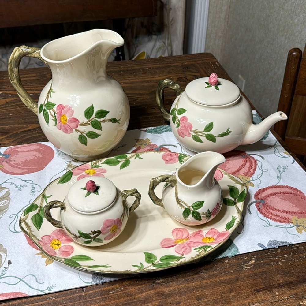 Franciscan ware “Desert Rose” pattern. Excellent condition. No chips or cracks.